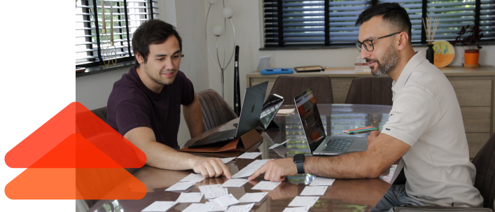 [Afbeelding van het team dat samenwerkt aan een project]